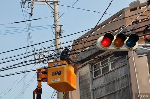 电力电缆的内屏蔽层与外屏蔽层各在什么部位？采用什么材料？有何作用？